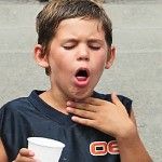 É isso o que se deve fazer quando se está engasgado e não há ninguém por perto, segundo paramédico