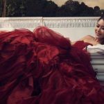 Casal faz ensaio fotográfico de casamento sombrio com um caixão