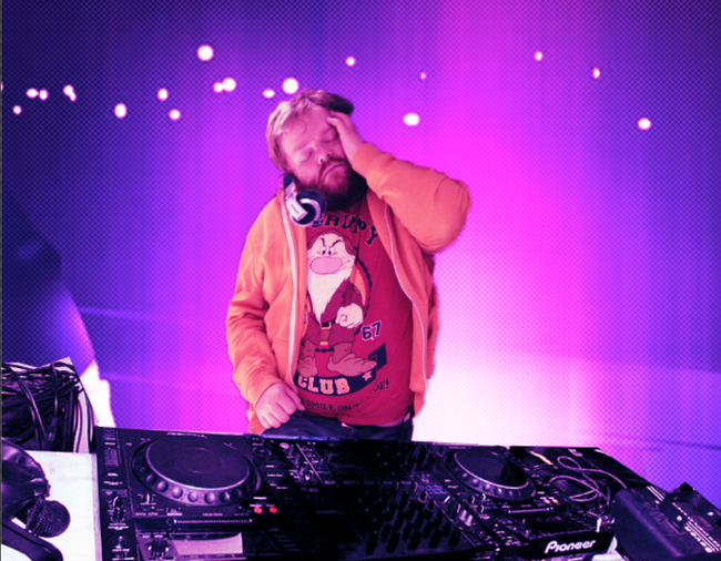 homem-dorme-no-trabalho-e-amigos-editam-sua-foto-8