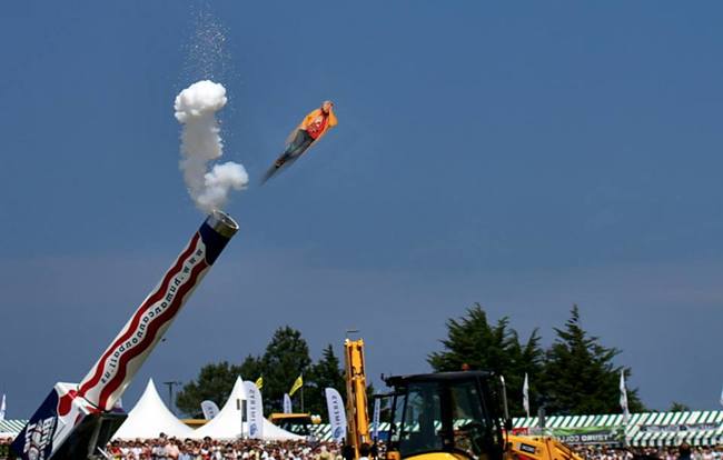 homem-dorme-no-trabalho-e-amigos-editam-sua-foto-5