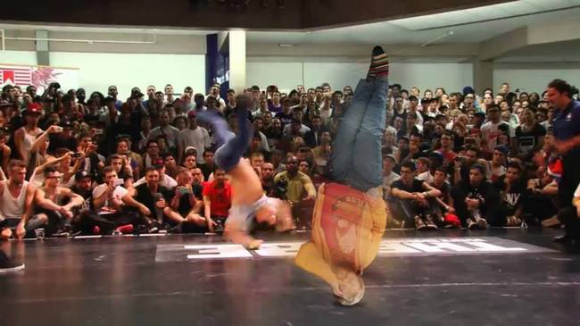 homem-dorme-no-trabalho-e-amigos-editam-sua-foto-10