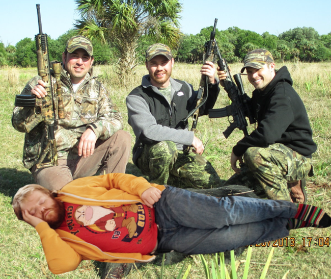 homem-dorme-no-trabalho-e-amigos-editam-sua-foto-12