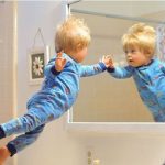 Pai fotografa o filho “voando” para mostrar que as crianças com Down são simplesmente incríveis