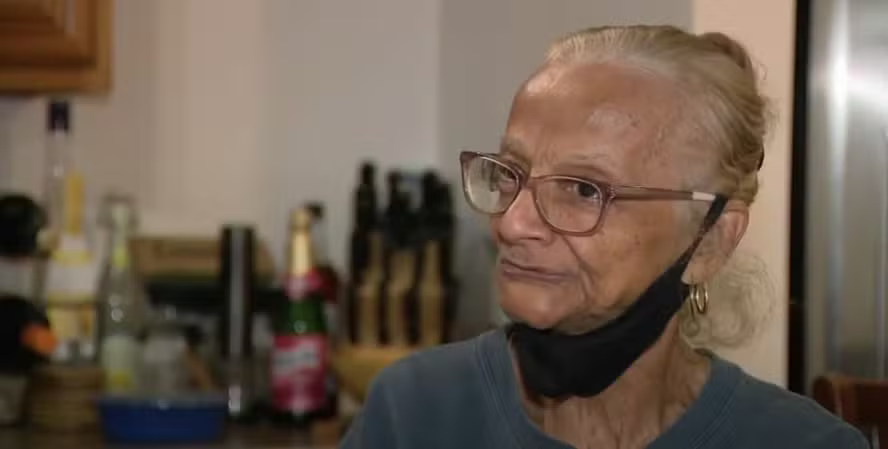 Americana de 76 anos perde bilhete premiado de loteria após doar casaco com os números da sorte