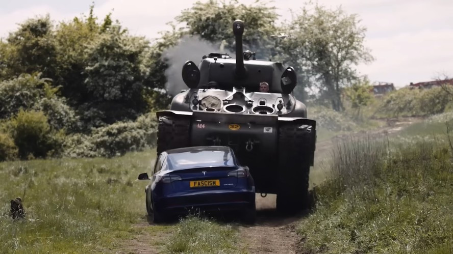 Veterano britânico destrói Tesla com tanque em protesto contra Elon Musk: entenda o caso