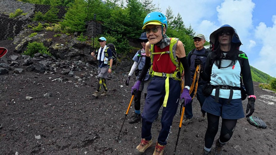 Kokichi Akuzawa, aos 102 anos, quebra recorde ao escalar o Monte Fuji