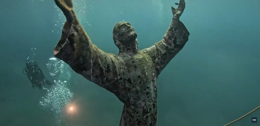 Cristo do Abismo: a estátua submersa que guarda histórias no Mediterrâneo