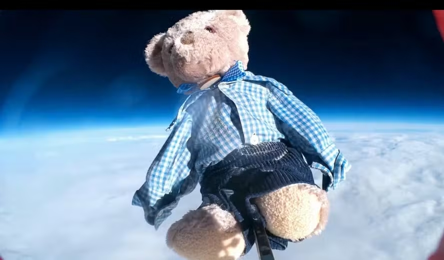 Ursinho científico desaparece após atingir a estratosfera e mobiliza buscas no Reino Unido